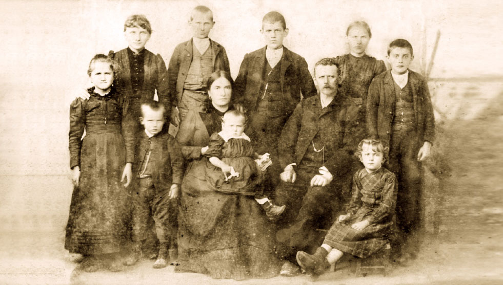 La famiglia di GioBatta Poli e Maria Moresco in una foto del 1893