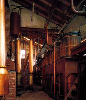 1982: Der Destillierkolben wird verdoppelt.
