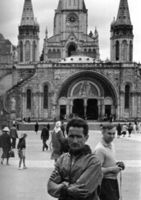 Toni Poli in der Wallfahrtsstätte Lourdes, Frankreich