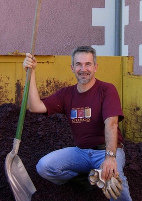 Jacopo Poli con la preziosa vinaccia di Pauillac.