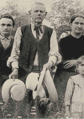 GioBatta Poli (1846-1921)  con i suoi cappelli  e la sua famiglia.