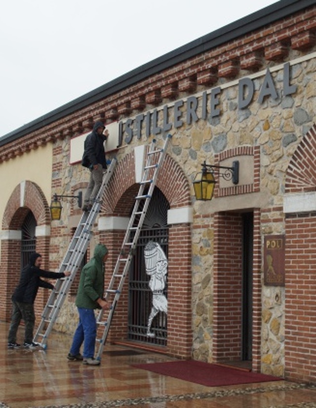 cambio-insegna-poli-distillerie