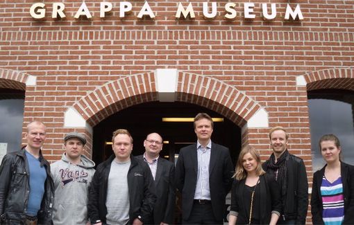 Alberto D.c. sorridente con la squadra di VINETUM di fronte il Poli Museo della Grappa a Schiavon