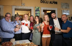 Ein Prosit auf der ‘Ponte Vecchio’ Brücke, Nationaldenkmal von Bassano